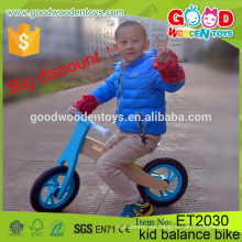 Venta al por mayor de madera de China contrachapado de color verde brillante bicicleta de equilibrio de madera, bicicleta de equilibrio para niños